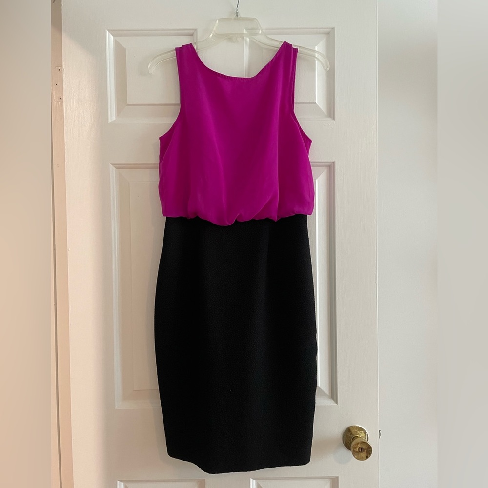 Flattering pink & black knee-length dress with pockets and back gold zipper